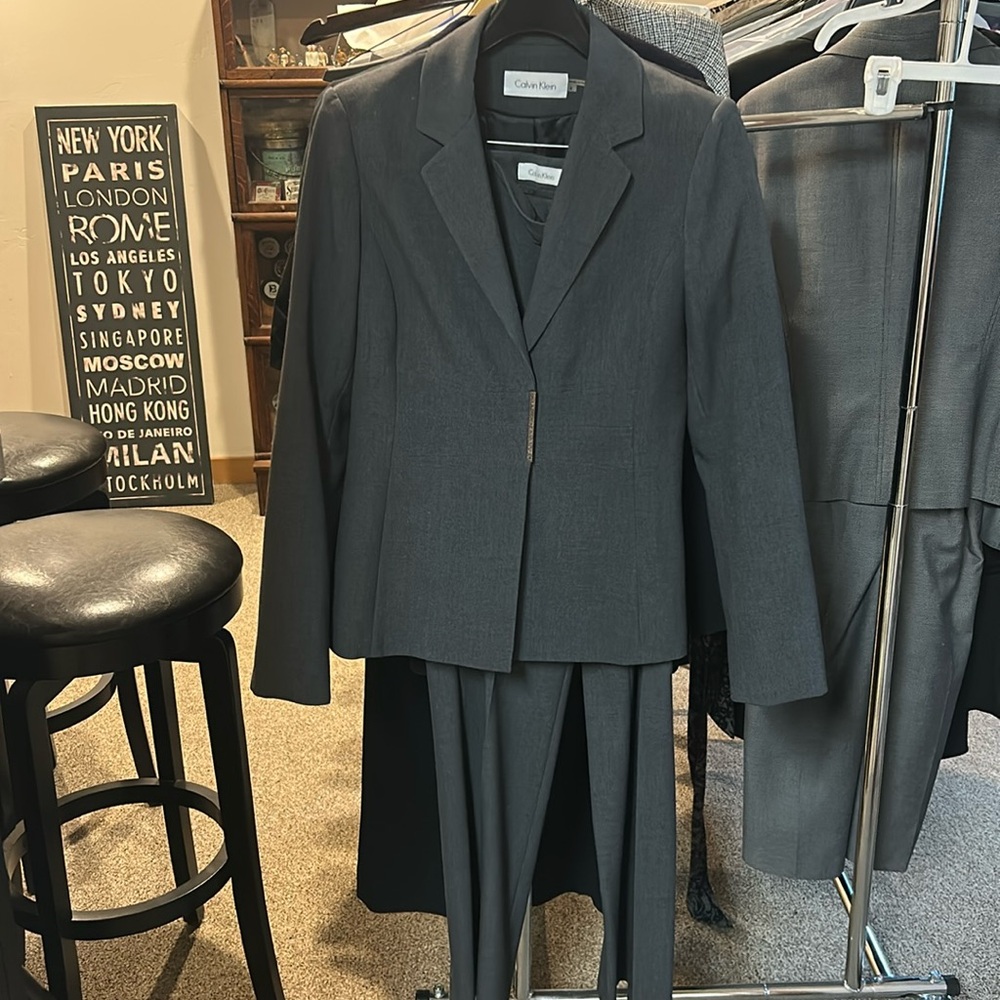 Size 4 charcoal gray Calvin Klein pant suit (2 pieces)